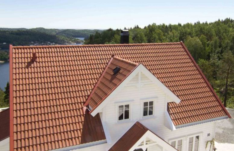 Omläggning av sargtak på trähus. Lund, Annehem